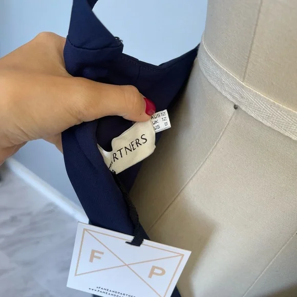 Fame and Partners Dress zyra -navy maxi dress cut detail - Picture 6 of 7